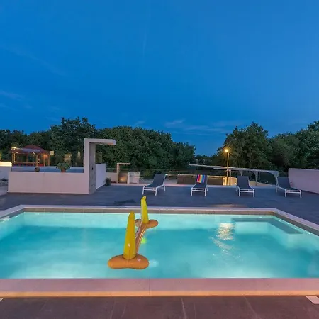 Holiday home Mit Privatpool, Ping-pong, Bbq