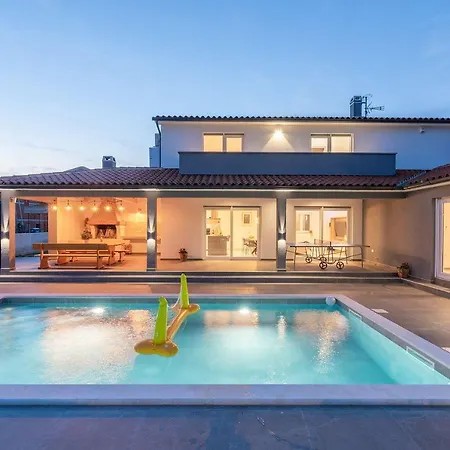 Mit Privatpool, Ping-pong, Bbq *