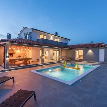 Mit Privatpool, Ping-pong, Bbq Holiday home Stokovci