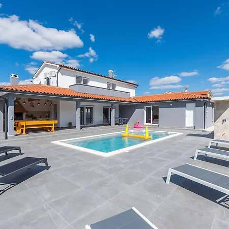 Mit Privatpool, Ping-pong, Bbq